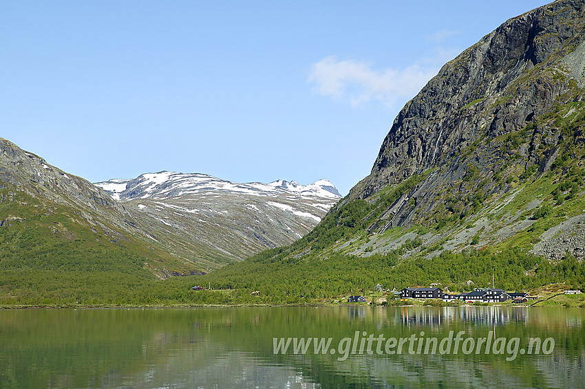 Gjendebu i vestenden av Gjende sett fra kajakk. I bakgrunnen Storådalen og litt av Skarddalseggje (2159 moh).