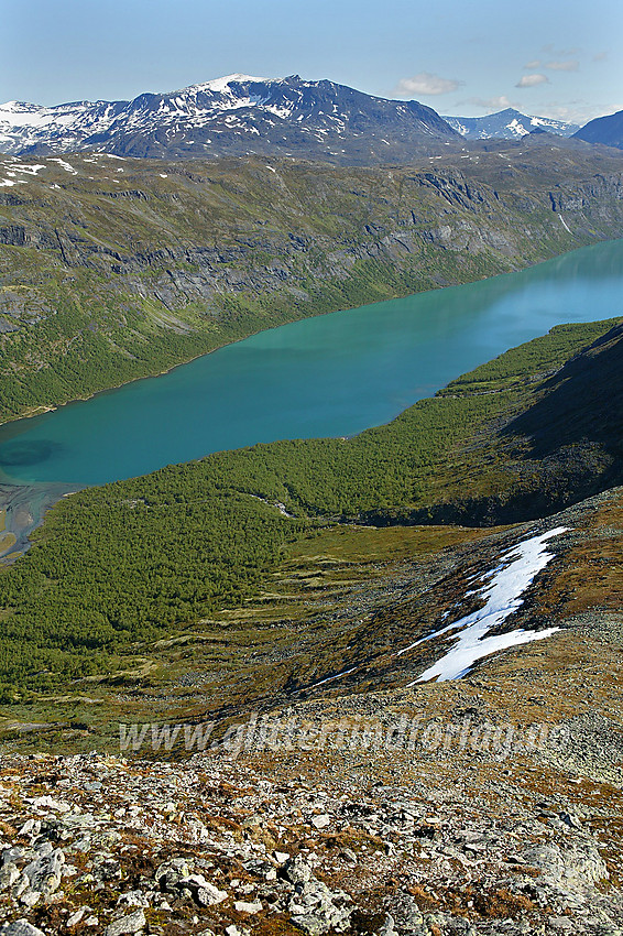 På vei opp Svartdalsoksle med Gjende og Surtningssue i bakgrunnen.