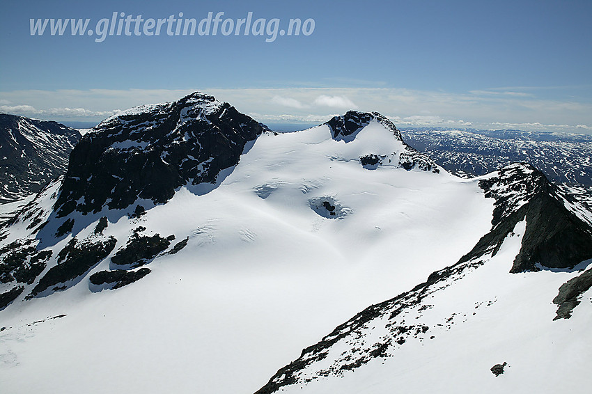 Utsikt fra Store Svartdalspiggen sør-sørøstover mot Mesmogtinden (2264 moh) og Langedalstinden (2206 moh). I forgrunnen Svartdalsbrean.