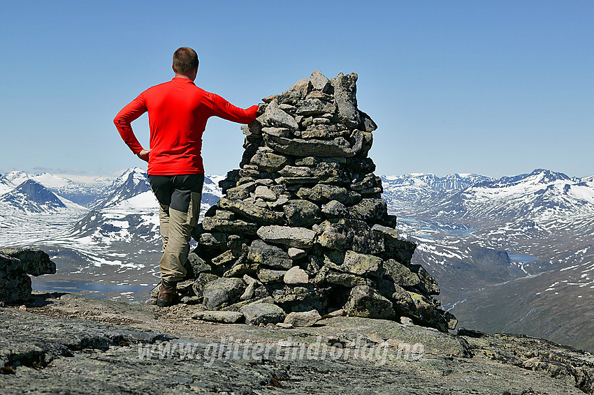 På toppen av Nørdre Svartdalspiggen (2137 moh). Solid varde her.