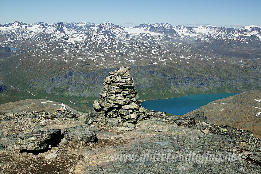 Utsikt nordover fra Nørdre Svartdalspiggen innover i Jotunheimen. "Rett" nedenfor, ligger Gjende, ca. 1150 høydemeter lavere.