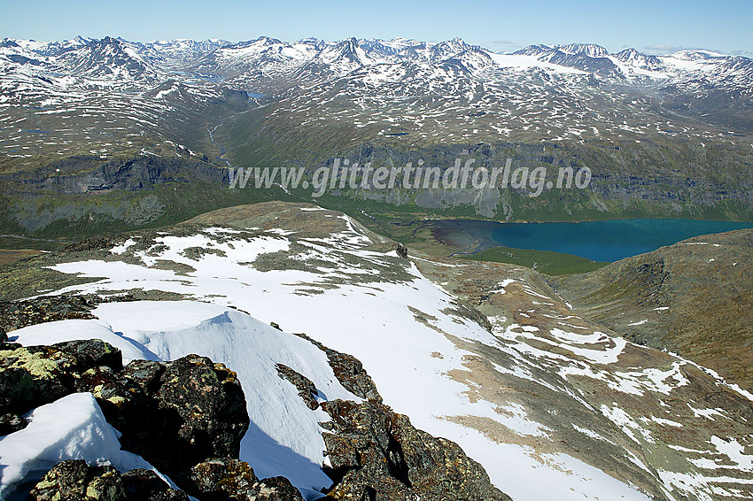 Utsikt fra Nørdre Svartdalspiggen i nord-nordvestlig retning innover i Jotunheimen. I forgrunnen ses ryggen som normalruta til topps følger og nede til høyre ses Svartdalen. Lenger bak ses Gjende og Storådalen, før et mylder av tinder over 2000 moh danner bakteppe.