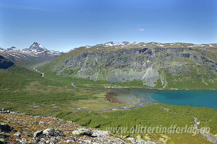 Utsikt fra Svartdalsoksle mot vestenden av Gjende, elvedeltaet der Storåe og Vesleåe flyter inn og videre oppover Storådalen mot Skarddalseggje (2159 moh).