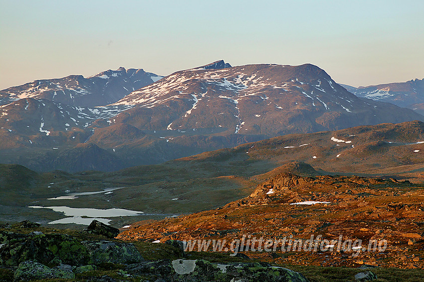 Sommerkveld på Utsikten med utsikt mot Galdebergtinden (2075 moh). Slettmarkpiggen (2164 moh) ses bak til venstre.