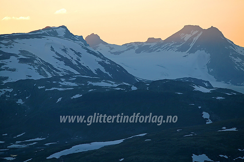 Fra Utsikten mot Mjølkedalsbreen med Langeskavltinden (2014 moh) til venstre, Sagi (2040 moh) bak i midten og Mjølkedalspiggen (2040 moh) til høyre en fin sommerkveld.