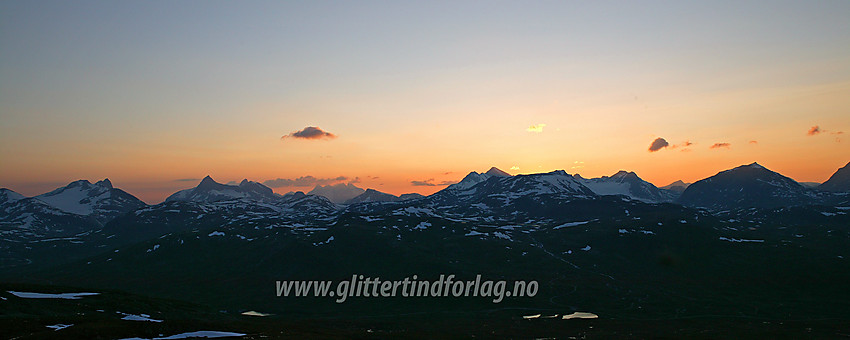 Utsikt fra Utsikten mot nordwest en fin sommerkveld. Fra venstre mot høyre peker seg ut: Hjelledalstinden (1989 moh), Falketind (2067 moh), Hurrungane, Uranostinden (2157 moh) og Storegut. 