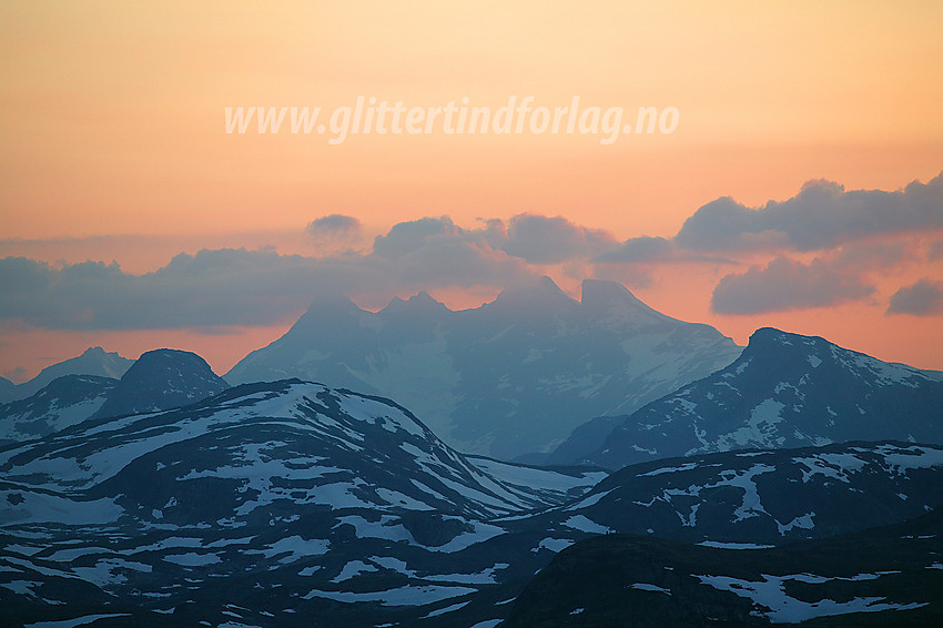 Sommersolnedgang på Utsikten. Med telelinsa mot Styggedalsryggen med den karakteristiske Gjertvasstinden (2351 moh) til høyre, Styggedalstindane (2387 moh), Sentraltinden (2348 moh) og Storen (2405 moh) i skyene til venstre.