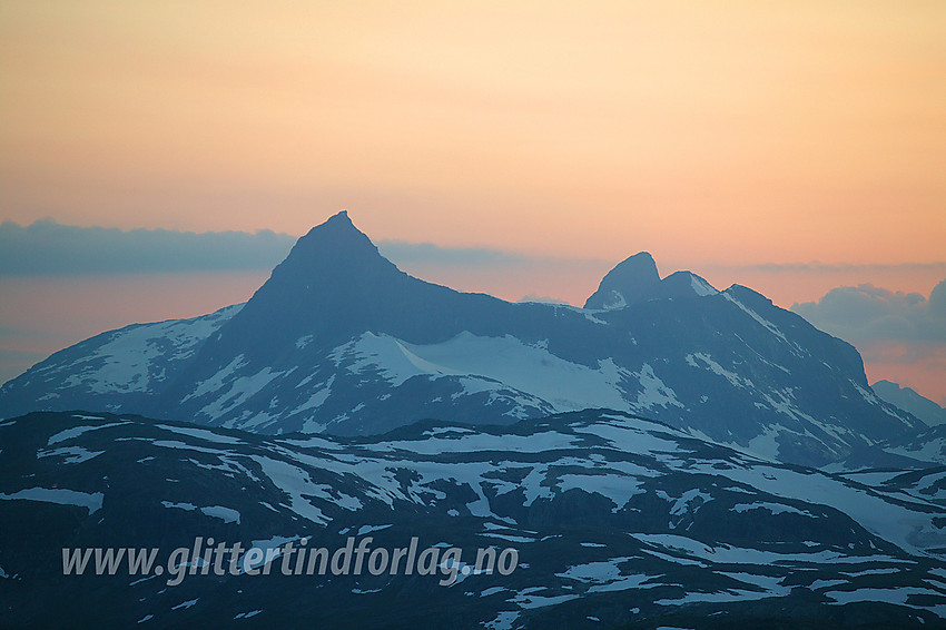 Sommersolnedgang på Utsikten. Med telelinsa mot Falketind (2067 moh), Stølsnostinden (2074 moh) og Midtre Stølsnostinden (2001 moh).