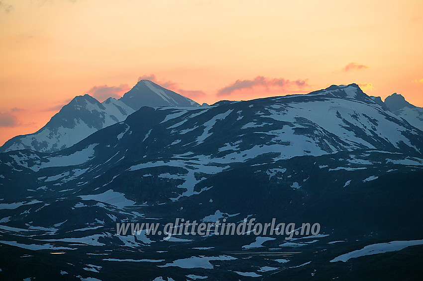 Sommersolnedgang på Utsikten. Med telelinsa mot Uranostindmassivet til venstre med Hovedtoppen (2157 moh) som den høyeste, S1 (2037 moh) nede på ryggen til venstre for denne og S2 (2048 moh) lengs til venstre. Til høyre i bildet ses Langeskavltinden (2014 moh) og Sagi (2040 moh).