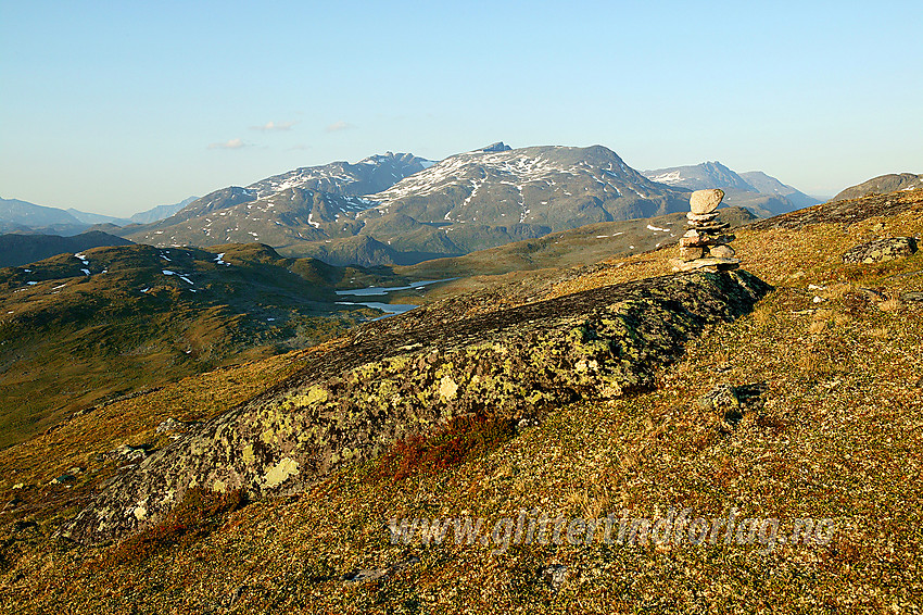 Sommerkveld på Utsikten med utsikt mot Galdebergtinden (2075 moh). Slettmarkpiggen ses bak til venstre og Torfinnstindane bakt til høyre for denne.