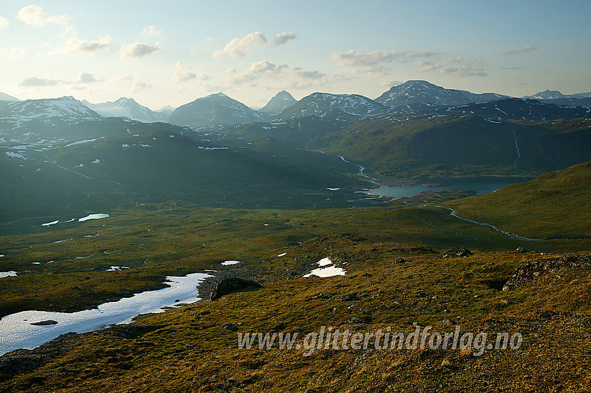 Sommerkveld på Utsikten med utsikt nordover i det sentrale Jotunheimen med Storegut (1968 moh), Mjølkedalstinden (2138 moh), Høgbrothøgde (1821 moh) og Snøholstinden (2141 moh) som de mest framtredende.