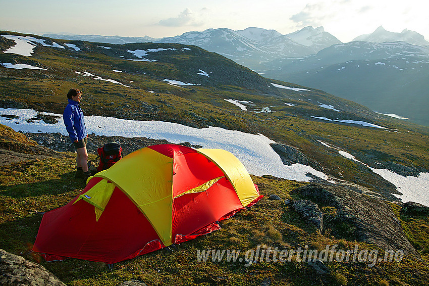 Sommerkveld på Utsikten. Helt i bakgrunnen til høyre ses Hjelledalstinden og Falketind.