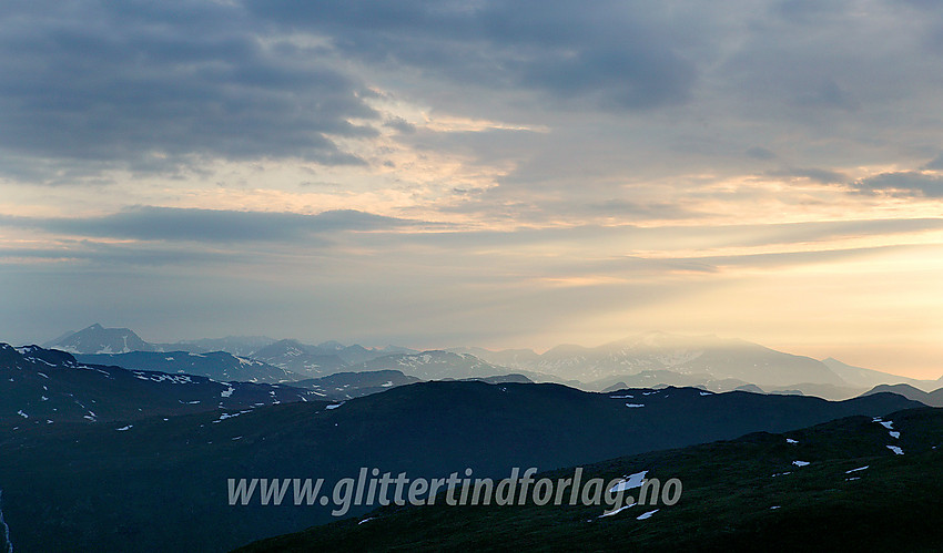 Sommermorgen på Utsikten. Semeltinden (2236 moh) stikker opp i bakgrunnen til venstre, mens Surtnigssue (2368 moh) ruver til høyre i lyset.