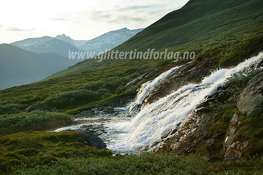 På vei ned fra Utsikten. Vennisstordøla danner en liten, fin foss ved siden av stien. 