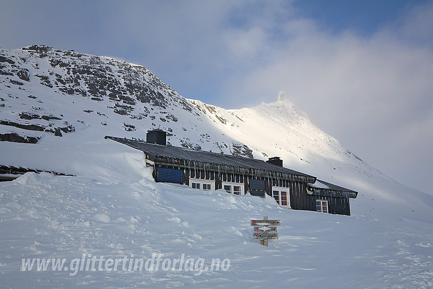 Ved Olavsbu med Store Rauddalseggje (2168 moh) i bakgrunnen.