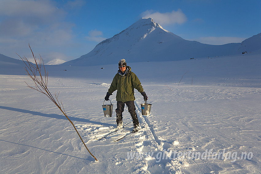 Vann hentes i et tjern vel 100 meter unna hytta på Olavsbu om vinteren. I bakgrunnen Snøholstinden (2141 moh).