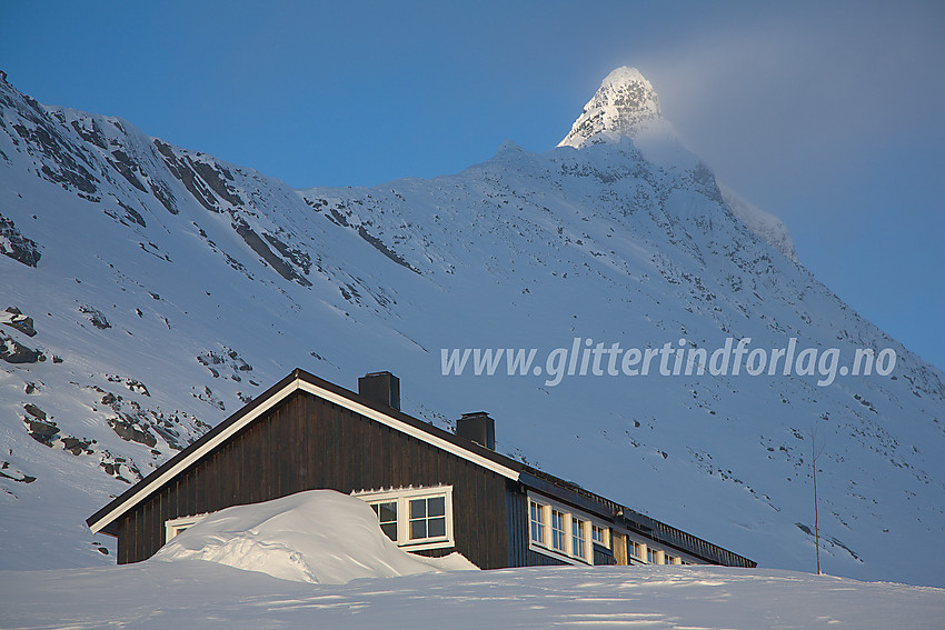 Vinterkveld ved Olavsbu med Store Rauddalseggje (2168 moh) i bakgrunnen.