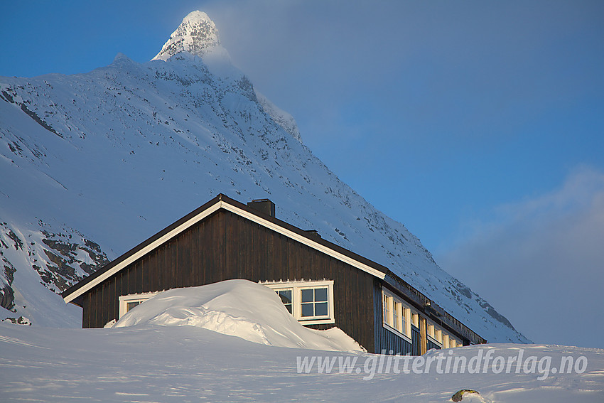 Vinterkveld ved Olavsbu med Store Rauddalseggje (2168 moh) i bakgrunnen.