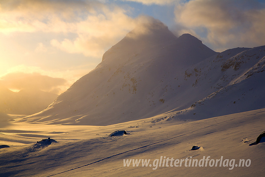 Store Rauddalstinden (2157 moh) i kveldslys. Bildet er tatt like ovenfor Olavsbu.