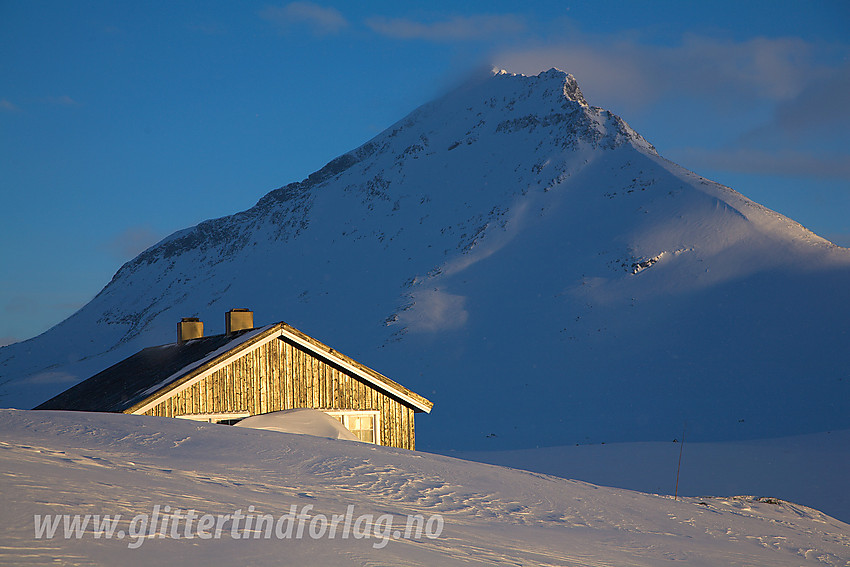 Olavsbu (sikringsbua) i kveldslys med Snøholstinden (2141 moh) i bakgrunnen.