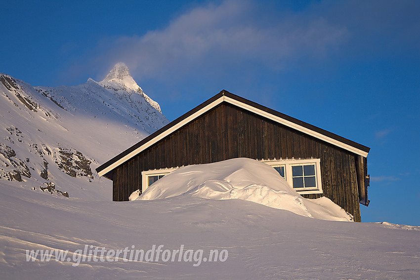 Olavsbu (sikringsbua) i kveldslys med Store Rauddalseggje (2168 moh) i bakgrunnen.