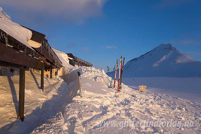 Foran Olavsbu en flott vinterkveld. Snøholstinden i bakgrunnen.