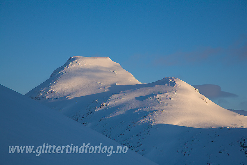 Under oppstigningen til Mjølkedalstinden en tidlig vintermorgen med Store Rauddalstinden (2157 moh) i bakgrunnen.