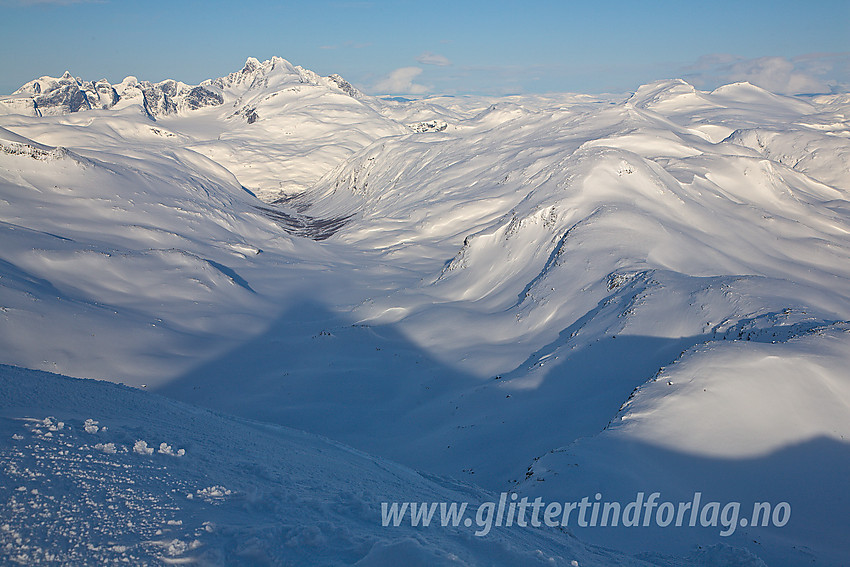 Fra nordvestryggen på Mjølkedalstinden mot Skogadalen, Hurrungane, Skogadalsnosi, Fannaråken og Steindalsnosi, for å nevne noe.