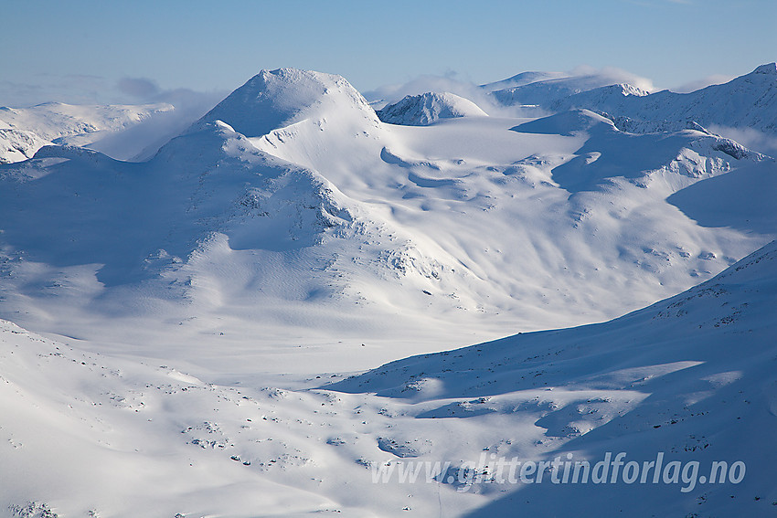 Fra nordvestryggen på Mjølkedalstinden mot Langvasshøe (2030 moh) og Visbreatinden (2234 moh). Videre mot høyre ses Semelholstinden (2147 moh), Sørvestre Urdadalstinden (2080 moh) og Urdadalstinden SV2 (2005 moh). Nederst i bildet ses Rauddalsbandet og skisporene vi brøytet kvelden i forveien.