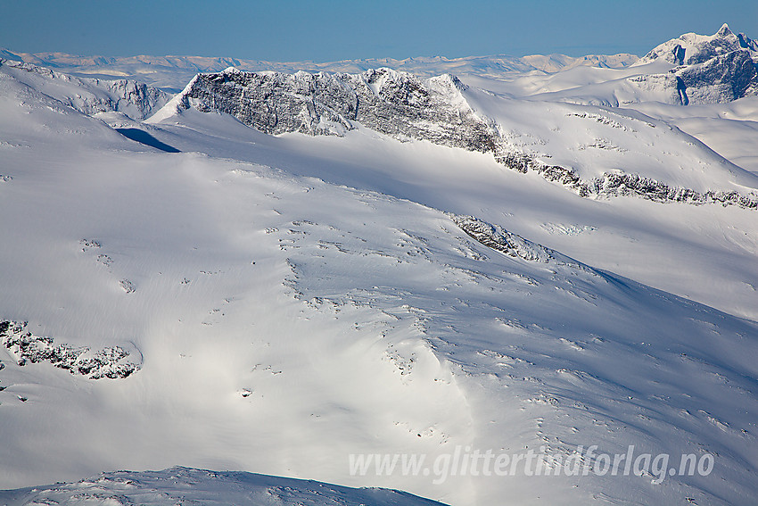 Utsikt fra Mjølkedalstinden mot Sagi (2040 moh), fjellryggen som har fått navnet sitt pga. en rekke mindre sagtakklignende topper.