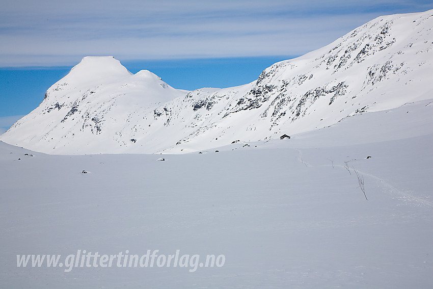 Kvisteløype fra Olavsbu mot Gjendebu. I bakgrunnen Store Rauddalstinden (2157 moh). Man kan også såvdit se Olavsbu.