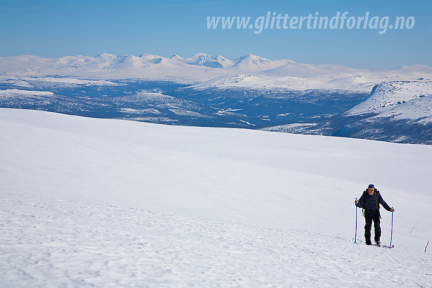 Gnistrende vårdag på vei mot Nautgardstinden. I bakgrunnen ses Hindflye, Sjodalen og Rondane.