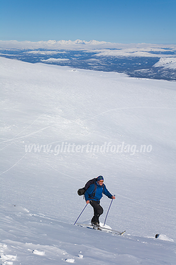 I den siste kneika opp mot Nautgardstinden med Rondane i det fjerne.