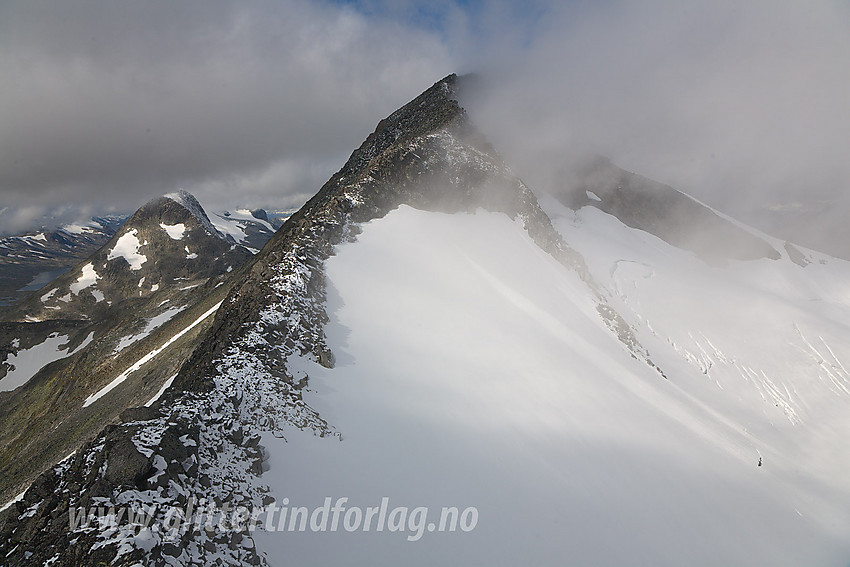 Skarddalstinden (2100 moh) sett fra øst-sørøst.