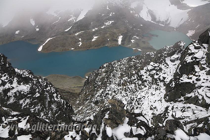 På vestryggen mot Skarddalseggje med Skarddalen og Skarddalsvatnet i bakgrunnen. På bildet ses ei renne ned mot dalen. Vi fulgte øvre del av denne et kort stykke da vi omgikk den litt mer utsatte ryggen.