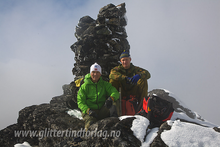 Pause på toppen av Skarddalseggje med den flotte varden som ryggstøtte.