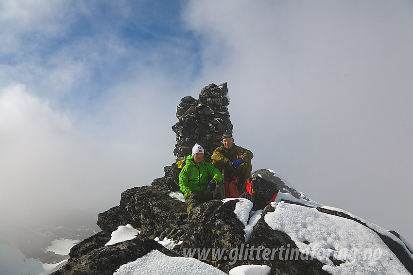 Pause på toppen av Skarddalseggje med den flotte varden som ryggstøtte.