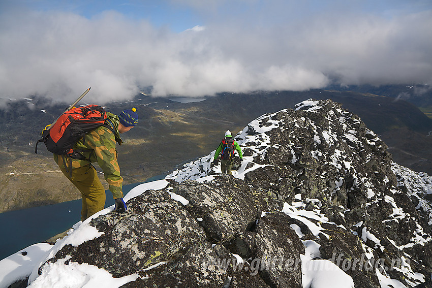 Balansering bortetter ryggen like øst for Skarddalseggje. I bakgrunnen ses en del av Langvatnet.