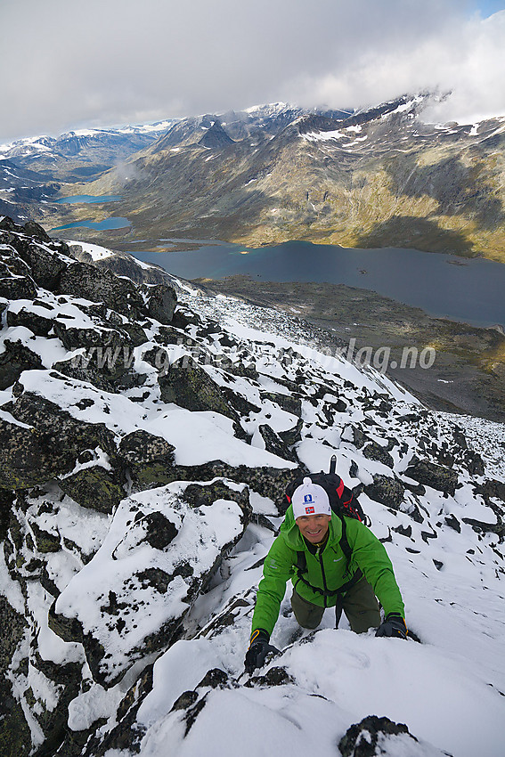 På vei opp kort klyvepunkt et stykke øst for Skarddalseggje. I bakgrunnen ses bl.a. Langvatnet.