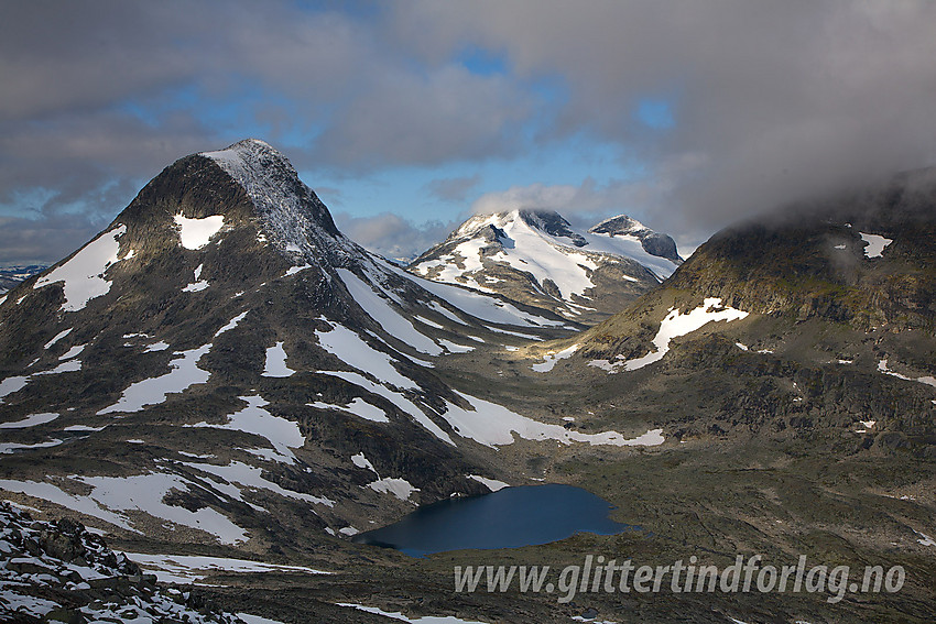 Under oppstigning til Skarddalstinden med utsikt vestover mot Rauddalsbandet, Austre Rauddalstinden (2086 moh) og Simledalsbandet, for å nevne noe.