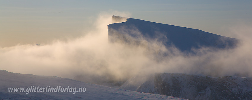 Bukkehøe (2314 moh) lurer blant tåkeskyene. Her sett fra Dumhøe.