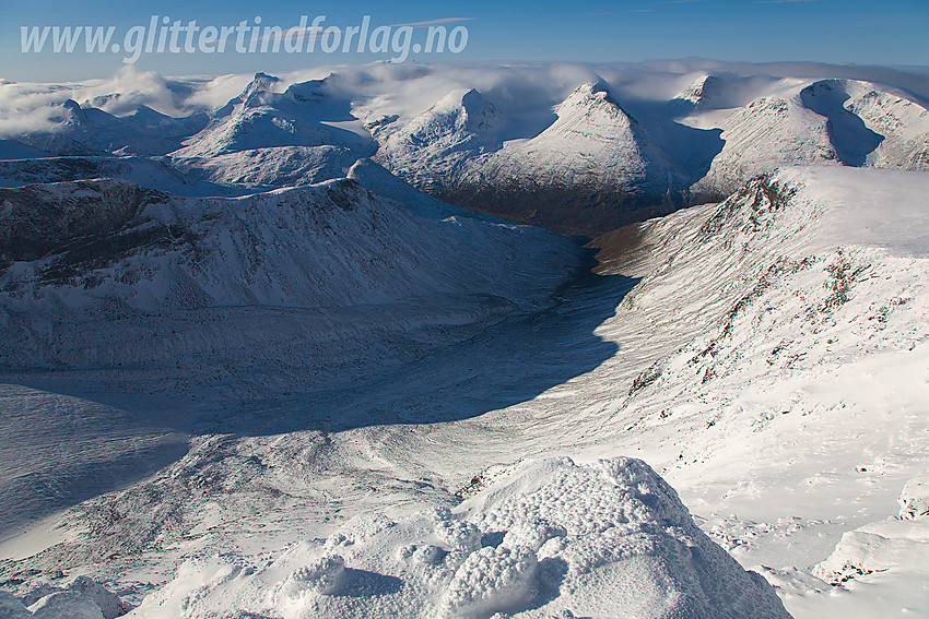 Utsikt fra like vest for Skardstinden mot Leirdalen og tindene på vestsiden. Langt der nedre ses Nørdre Illådalen som munner ut i Leirdalen.