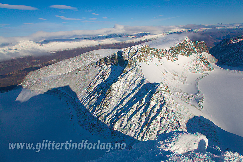 Fra Skardstinden nordover mot Nørdre Heimre Illåbreatinden (2170 moh), Storgrovtinden (2229 moh), Bakarste Storgrovhøe (2259 moh) og Framste Storgrovhøe (2253 moh).