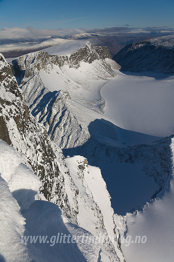 Fra ryggen like øst for Skardstinden mot fjellryggen som fører ut til Storgrovhøene (2259 moh). Til høyre en del av Storjuvbrean.