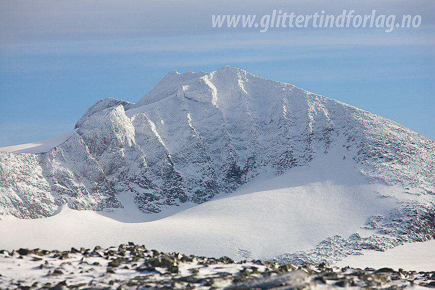 Utsikt fra Dumhøplatået mot Tverråtindane (2309 moh det høyeste punktet). En flik av Nørdre Illåbrean ses i forgrunnen.