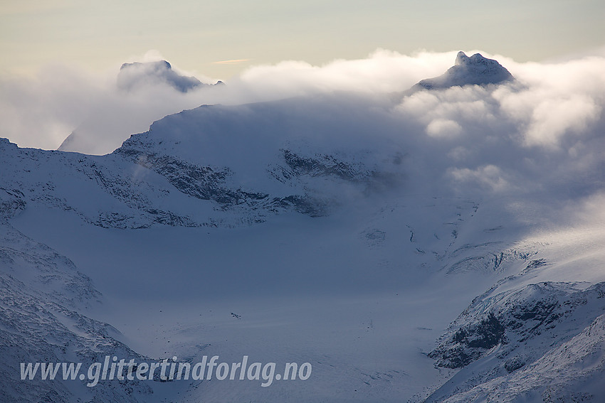 Med telelinse fra Dumhøplatået sørvestover mot Storbrean, Storebjørn (2222 moh) og Sokse (2189 moh), for å nevne noe.